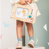 Una pequeña niña está sosteniendo un libro de juguete, una ilustración de un cuento de Annabel Kidston, ganadora del concurso de Pinterest, arte inocente, caprichoso, perfecto de pixeles, maximalista.