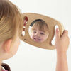 Una pequeña niña sosteniendo un espejo con una imagen de un niño, una foto de stock de Margaret Geddes, Shutterstock, fotorealismo, fotografía de estudio, fotografía de stock, sala de espejos.
