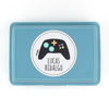 Una bandeja azul con una pegatina de controlador de juegos, gráficos informáticos de Chica Macnab, ganador del concurso de Pinterest, arte Lyco, arte de juego 2D, Behance HD, HD mod.