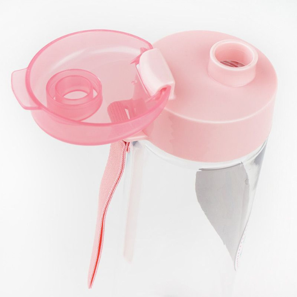Una botella con una tapa rosa y una cinta rosa, una foto de stock por Yuki Ogura, dribble, plasticien, detalle ultrafino, hecho de plástico, sin género.