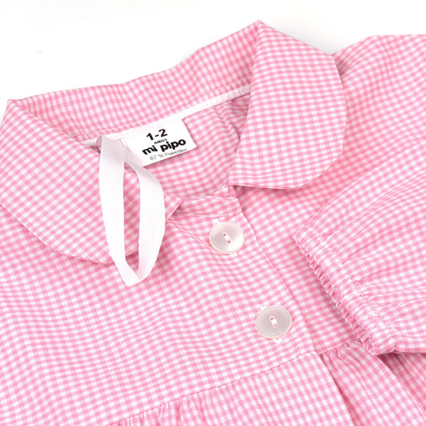 Una camisa a cuadros rosas y blancas con una etiqueta en ella, una serigrafía de Puru, Pixiv, Nueva Objetividad, patrón repetitivo, fotografía de estudio, fondo blanco.