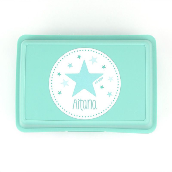 Una caja de almuerzo azul con una estrella encima, un pastel de Makoto Aida, ganador del concurso de Pinterest, estilo tipográfico internacional, atribución de Creative Commons, logotipo, detalle ultrafino.