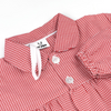 Una imagen cercana de una camisa a cuadros roja y blanca, famosa por el Barroco Flemish por Coppo di Marcovaldo, presentada en dribble, escuela de Barbizon, detalle ultrafino, patrón repetitivo, fotografía de estudio.