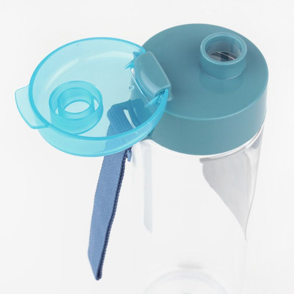 Una botella de agua con una tapa azul y un asa azul, una foto de stock por An Gyeon, destacada en dribble, plasticien, filtro sabattier, detalle ultrafino, skeuomorfo.