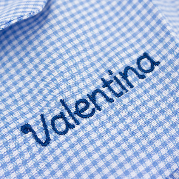 Una camisa a cuadros azul y blanco con la palabra valentín escrita en ella, un punto de cruz de Ian Hamilton Finlay, Behance, estilo tipográfico internacional, detalle ultrafino, detallado, licencia Creative Commons Attribution.