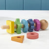 Un grupo de juguetes de madera sentados en la parte superior de una mesa, un rompecabezas de Karl Gerstner, presentado en Pinterest, ensamblaje, foto de stock, teseracto, foto mate.