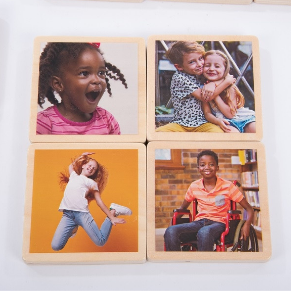 Cuatro diferentes fotos de niños sobre una superficie blanca, un rompecabezas de Christopher Williams, ganador del concurso de Shutterstock, De Stijl, foto de stock, foto de stock, fotografía de estudio.