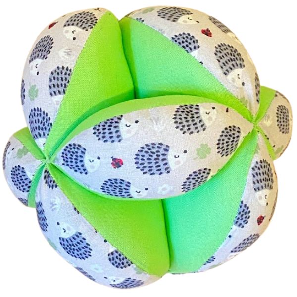 Una bola verde y blanca en un fondo blanco, una renderización 3D de Elizabeth Murray, ganadora del concurso de Pinterest, arte ecológico, hecho de cuentas y hilo, paralaje, trifobia.