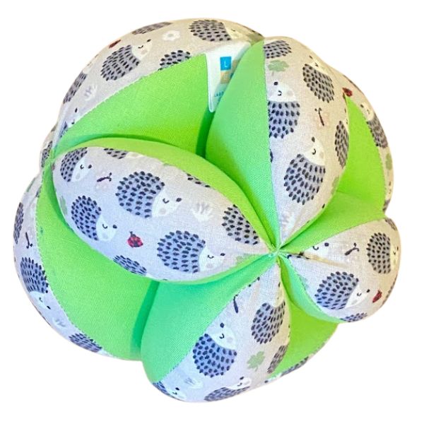 Una bola verde y blanca en un fondo blanco, un rompecabezas de Elizabeth Murray, ganadora del concurso de Pinterest, superflat, Adafruit, paralaje, hecho de cuentas y lana.