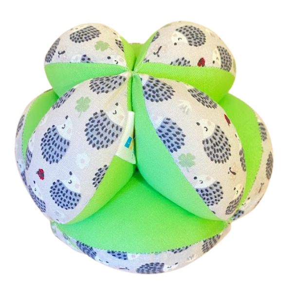 Una bola verde y blanca con animales, un rompecabezas de Penny Patricia Poppycock, ganadora del concurso de Pinterest, Hurufiyya, trypophobia, patrón repetitivo, ganador del concurso.