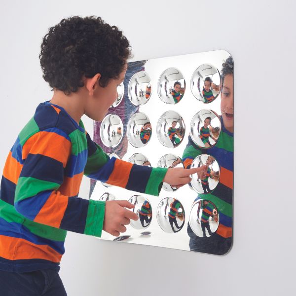 Un joven chico está jugando con un espejo, una escultura abstracta de Anish Kapoor, tendencia en Pinterest, arte cinético, sala de espejos, patrón repetitivo, maximalista.