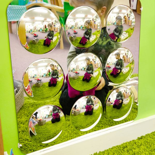 Un espejo reflejando un niño en una habitación verde, una foto de stock de Anish Kapoor, destacada en Shutterstock, arte interactivo, sala de espejos, patrón repetitivo, trazado de rayos.