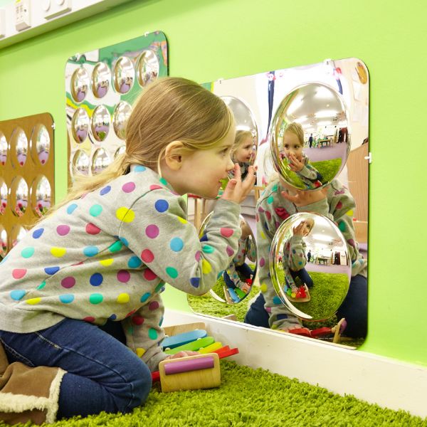 Una pequeña niña sentada en el suelo mirándose a sí misma en un espejo, una foto de stock de Laura Ford, destacada en la sociedad CG, escuela de París, salón de espejos, reconocimiento de atribución creativa, patrón repetitivo.