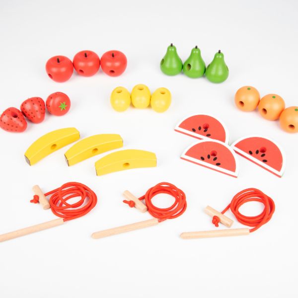 Una bandeja de juguetes que están en una mesa, una naturaleza muerta por Rube Goldberg, presentada en dribble, assemblage, adafruit, fotografía de estudio, hecha de plástico.