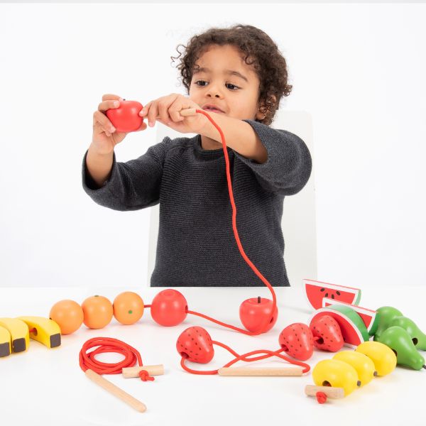 Una niña joven jugando con un conjunto de juguetes, una foto de stock de Rube Goldberg, destacada en dribble, fluxus, fotografía de estudio, fotografía de stock, adafruit.
