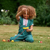 Una niña pequeña sentada en el suelo jugando con un juguete, un punto de cruz por Caroline Lucy Scott, ganadora del concurso de salivazos, movimiento de artesanía y artesanía, pixel perfecto, profundidad de campo, enfoque nítido.