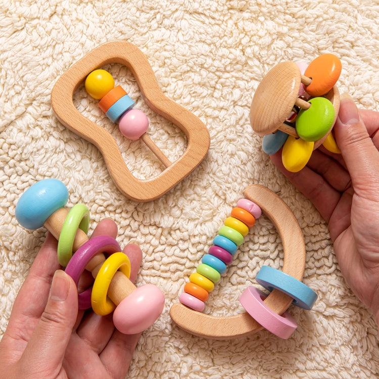 Una pareja de manos sosteniendo juguetes de madera en una alfombra, una foto de stock de Cicely Hey, ganadora del concurso de Pinterest, Toyism, foto de stock, patrón repetitivo, foto de stock.
