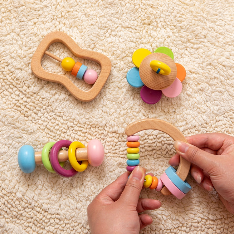 Una persona jugando con juguetes de madera en una alfombra, un rompecabezas de Puru, ganador del concurso de Pinterest, Toyism, foto de stock, patrón de repetición, pixiv.