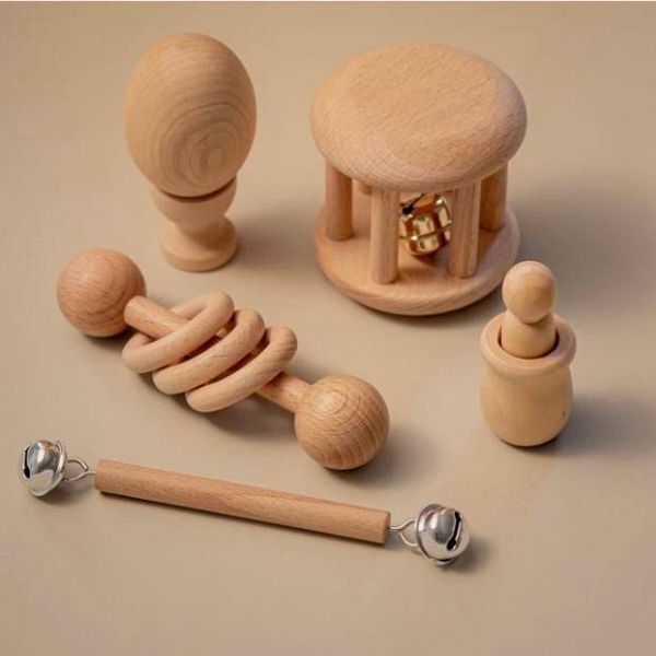 Un par de juguetes de madera sentados en la parte superior de una mesa, una escultura abstracta de Emanuel Büchel, presentada en dribble, ensamblaje, renderizado basado en la física, rococó, trazado de rayos.
