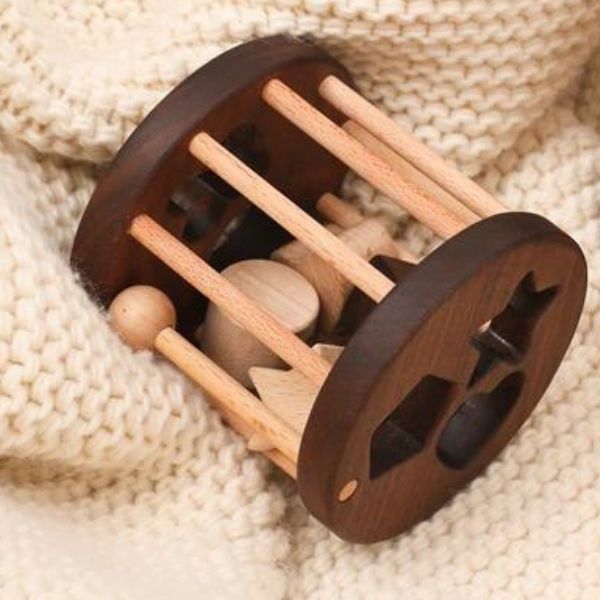 Un juguete de madera con una rueda de madera encima, un rompecabezas de Nyuju Stumpy Brown, ganador del concurso de Pinterest, arte cinético, hecho de cuentas y lana, ganador del concurso, minimalista.