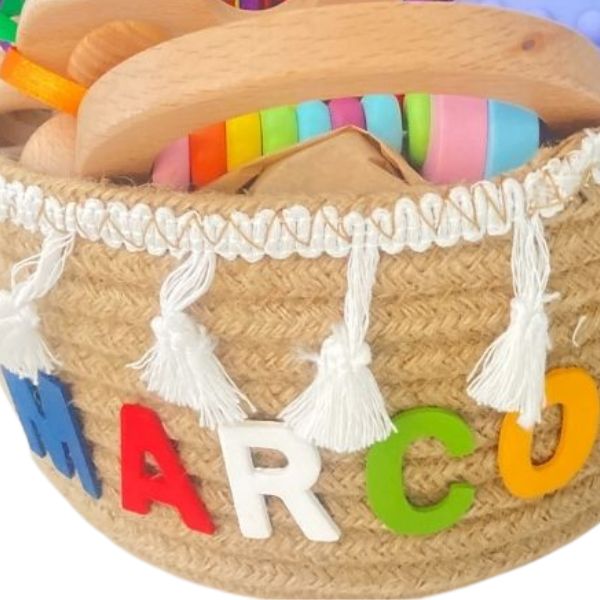 Una cesta llena de muchos juguetes de madera, una foto de stock de Coppo di Marcovaldo, ganador del concurso de Pinterest, Lyco Art, ganador del concurso, hecho de cuentas y hilo, #myportfolio