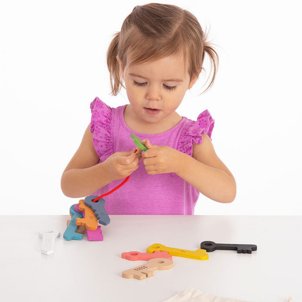 Una niña pequeña está jugando con sus juguetes, una foto de stock por Rube Goldberg, ganador del concurso de Shutterstock, neoplasticismo, Adafruit, foto de stock, foto de stock.