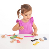 Una pequeña niña jugando con juguetes de madera en una mesa, una foto de archivo de Paul Feeley, destacada en dribble, les automatistes, adafruit, stockphoto, ortogonal.