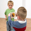 Un pequeño niño sosteniendo un juguete con otro niño mirandolo, una imagen de archivo por Joseph Beuys, shutterstock, arte interactivo, fotografía de estudio, lente teleobjetivo, atribución de licencia Creative Commons.