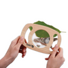 Załaduj obraz do przeglądarki galerii, Una mano sosteniendo un marco de madera con una imagen de un pájaro, una foto de stock de Carpoforo Tencalla, ganador del concurso de Shutterstock, arte ecológico, foto de stock, foto de stock, diorama.