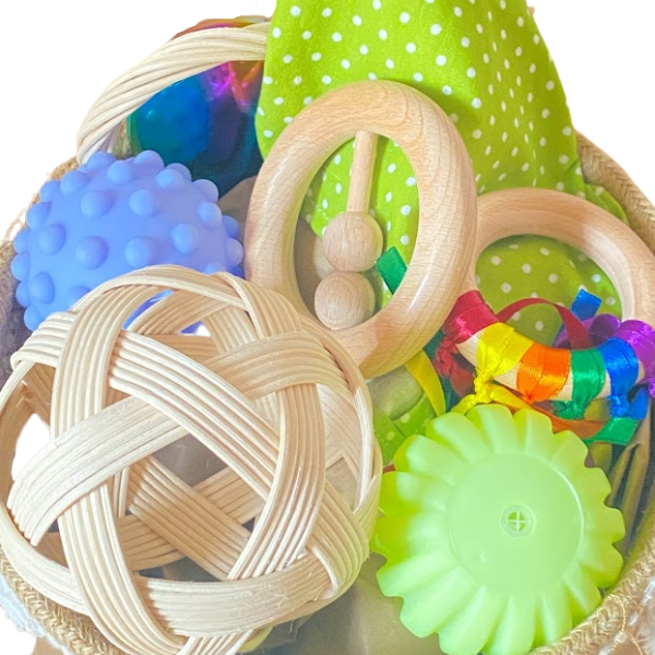 Un canasto lleno de muchos juguetes de colores, una escultura abstracta de Toyen, ganador del concurso de Pinterest, ensamblaje, hecho de goma, hecho de plástico, foto de stock.