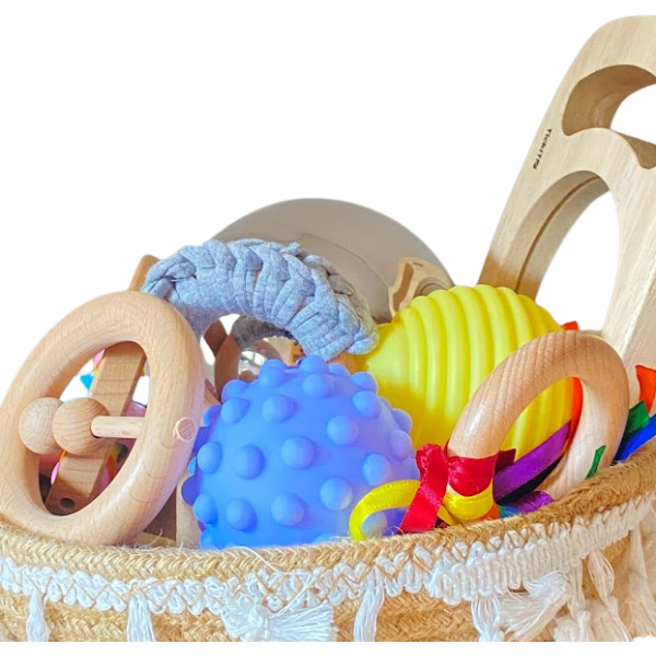 Una cesta llena de juguetes encima de una mesa, una fotografía de stock de Rube Goldberg, ganador del concurso de Pinterest, movimiento de artes y artesanías, fotografía de stock, furaffinity, fotografía de stock.