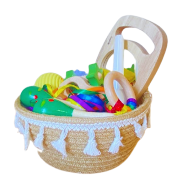 Una cesta llena de muchos juguetes en un fondo blanco, una escultura abstracta de Coppo di Marcovaldo, ganador del concurso de Pinterest, movimiento de artesanía, ganador del concurso, hecho de cuentas y lana, biomorfa.