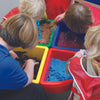 Un grupo de niños jugando con arena y agua, una foto de stock de Margaret Geddes, cg society, escuela de Heidelberg, captura de pantalla de Playstation 5, transferencia de tinta, foto de stock.