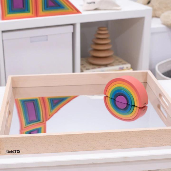 Un conjunto de juguetes de madera para niños con un diseño de arcoíris, una escultura abstracta por Okuda Gensō, ganador del concurso de Pinterest, arte cinético, trazado de rayos, arte en Instagram, renderizado basado en física.