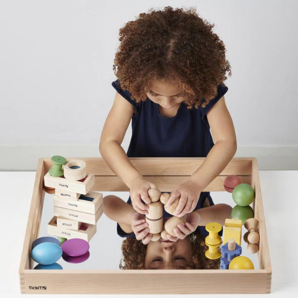Una joven niña jugando con un juguete de madera, una escultura abstracta por Totte Mannes, ganador del concurso de Pinterest, arte cinético, composición dinámica, teseracto, trazado de rayos.