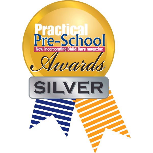Una medalla de oro con una cinta que dice Premios Prácticos Preescolares Plata, una representación digital por Irene y Laurette Patten, ganador del concurso Pixabay, escuela americana Barbizon, premiada, premiada, logo.