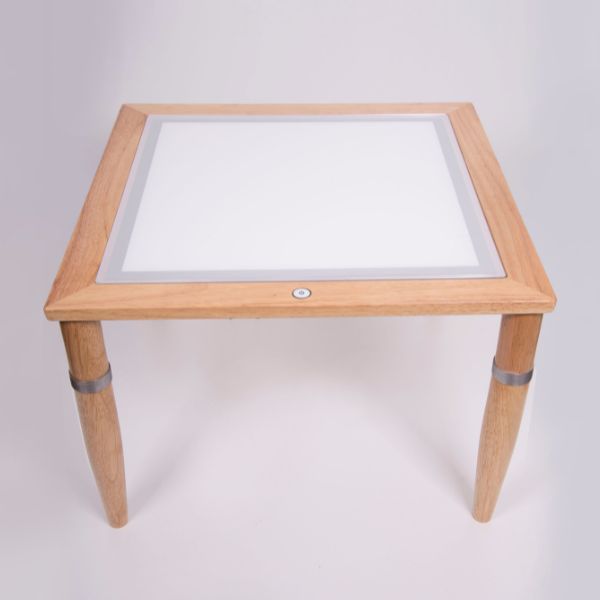 Una pequeña mesa de madera con una tapa de vidrio, una representación digital de Keos Masons, Behance, movimiento de artesanía, Behance HD, arte de juegos 2D, fotografía de estudio.