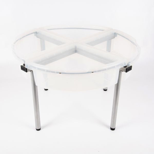Una mesa de vidrio con patas de metal en un fondo blanco, un holograma de Marcel Duchamp, polycount, holografía, tesseracto, paralaje, fotografía de estudio.