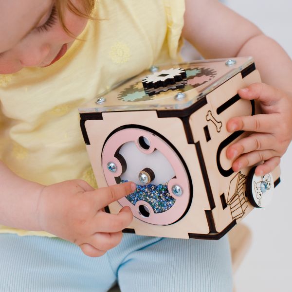 Un niño pequeño está jugando con un juguete, un rompecabezas de Eden Box, destacado en dribble, arte cinético, Adafruit, Tesseract, Circuitry.