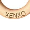 Una toma cercana de un anillo con la palabra Xenxo escrita en él, un tatuaje de Wolfgang Zelmer, ganador del concurso de Instagram, estilo tipográfico internacional, detalle alto, logotipo, lente macro.