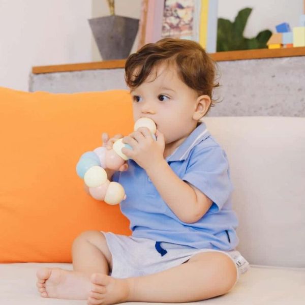 Un pequeño niño sentado en un sofá con un chupete en la boca, una foto de stock de Lü Ji, destacada en dribble, neoismo, guapo, ganador del concurso, foto tomada con ektachrome.