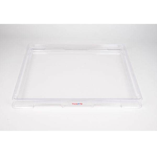 Una bandeja de plástico transparente sobre una superficie blanca, un pastel por Donald Judd, tendencia en Pinterest, Superflat, filtro Sabattier, hecho de plástico, parallaje.