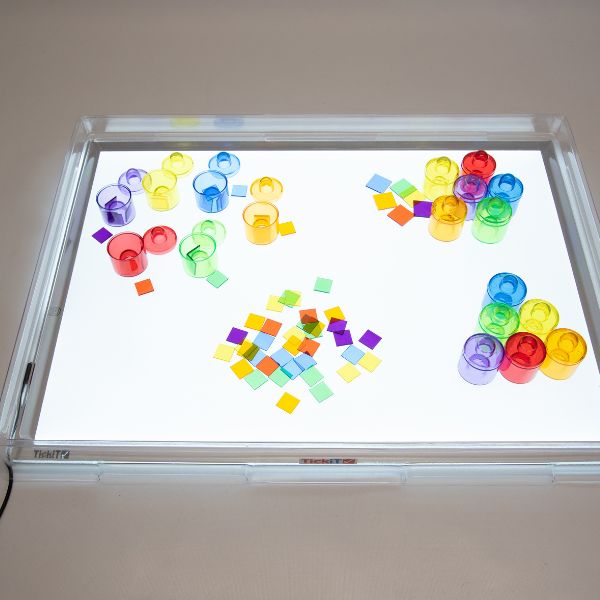 Una pizarra blanca con un montón de objetos de plástico de colores en ella, gráficos informáticos de Cerith Wyn Evans, polycount, arte interactivo, arte académico, cromático, luz de borde.