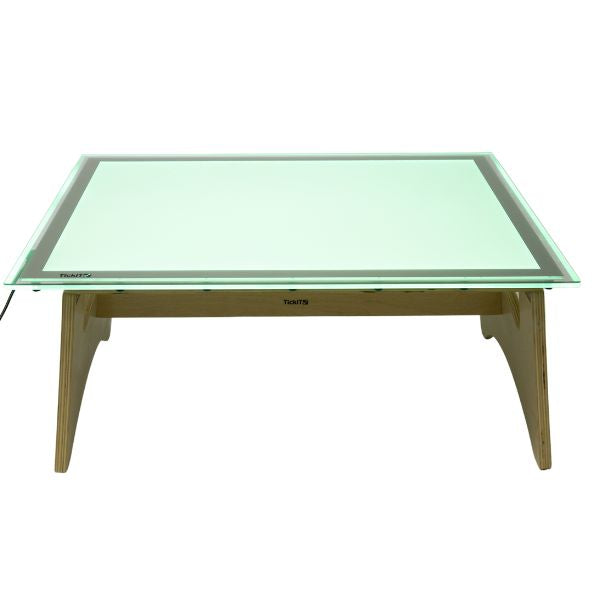 Una mesa con una superficie de cristal y patas de madera, una renderización 3D de Hendrik van Steenwijk I, Behance, Nueva Objetividad, hecha de vidrio, Behance HD, fotoilustración.