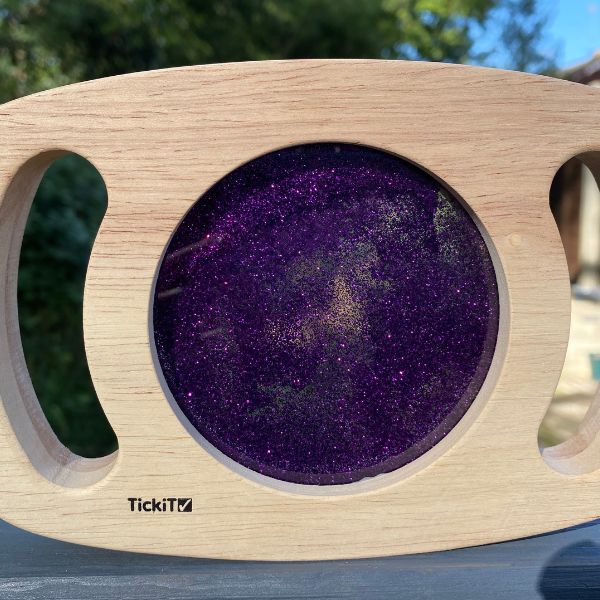 Un primer plano de un objeto púrpura sobre una mesa, una holografía de Vivien Blackett, ganador del concurso de Instagram, arte cinético, ganador del concurso, lente fisheye, diorama.