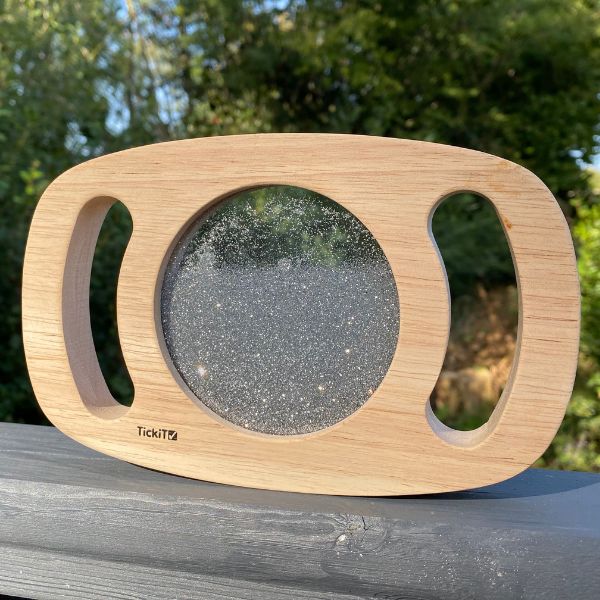 Un reloj de madera sentado en la parte superior de una mesa de madera, una escultura abstracta de John Souch, ganador de un concurso de Instagram, arte ambiental, luz de borde, skeuomórfico, filtro Sabattier.