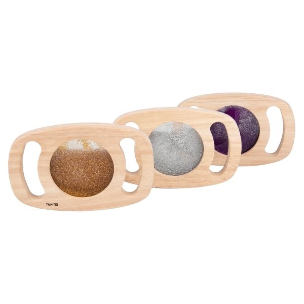 Un conjunto de tres tazones de madera llenos de arena de diferentes colores, un rompecabezas de Jules Olitski, ganador del concurso de Pinterest, Fluxus, brillo, hecho de cristales, luz de borde.