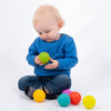 Carica l&#39;immagine nel visualizzatore Galleria, Una bebé sentada en el piso jugando con una pelota, una foto de archivo de Keos Masons, destacada en Shutterstock, arte conceptual, fotografía de estudio, foto de archivo, trazado de rayos.