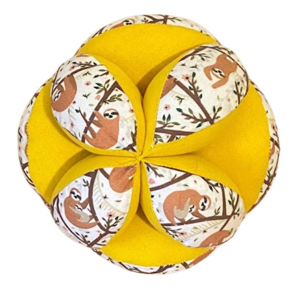 Una pelota amarilla con una imagen de una ardilla en ella, una pantalla de seda de Annabel Kidston, ganadora del concurso de Pinterest, movimiento de artes y artesanías, patrón repetitivo, hecho de queso, rococó.