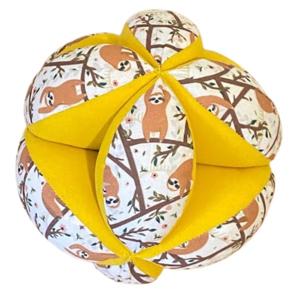 Una bola con una cinta amarilla alrededor, una punto de cruz hecho por Annabel Kidston, ganador del concurso de Pinterest, movimiento de artes y manualidades, hecha de queso, patrón repetitivo, hecho de cuentas y hilo.